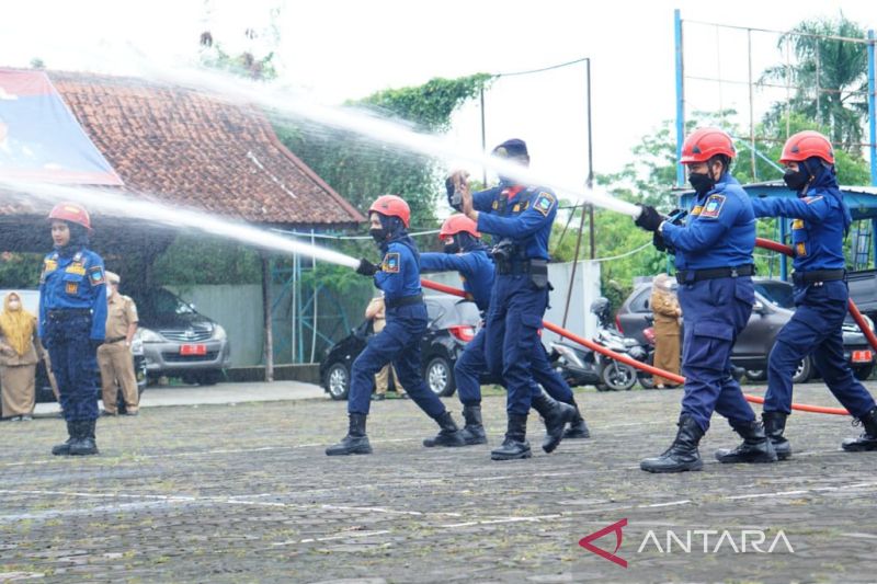 Disdamkar Garut perkuat sukarelawan pemadam kebakaran di setiap desa