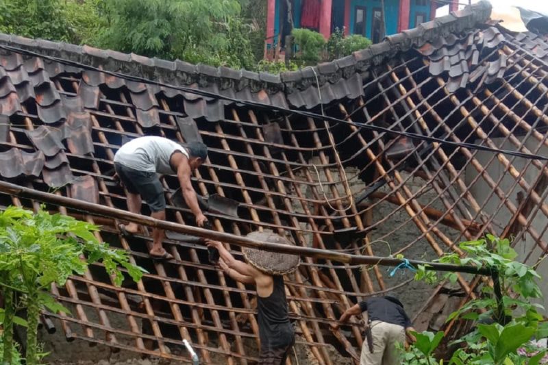 Angin kencang terjang Palabuhanratu Sukabumi, 1 rumah ambruk