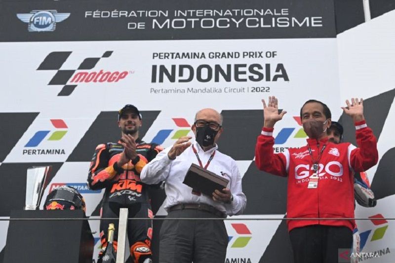 Presiden Jokowi menyerahkan trofi ke juara MotoGP Mandalika Miguel Oliveira