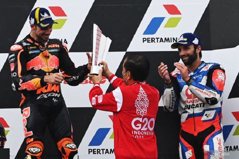 Presiden Jokowi menyerahkan trofi ke juara MotoGP Mandalika Miguel Oliveira