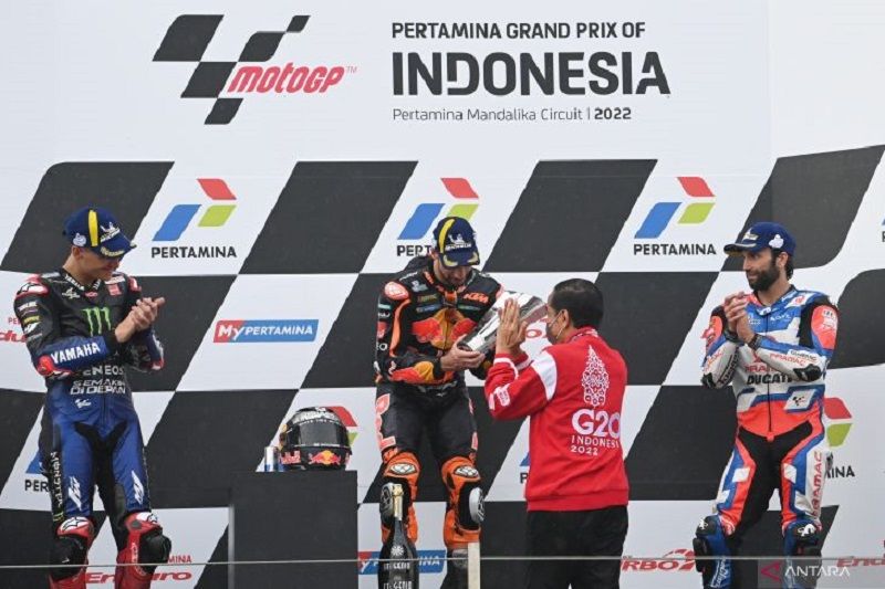 Presiden Jokowi menyerahkan trofi ke juara MotoGP Mandalika Miguel Oliveira