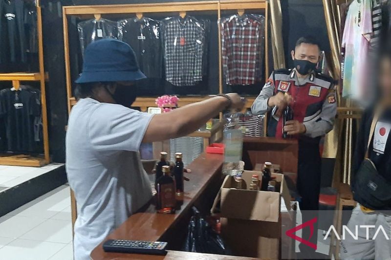 Polisi bongkar penjualan minuman keras berkedok toko pakaian di Sukabumi