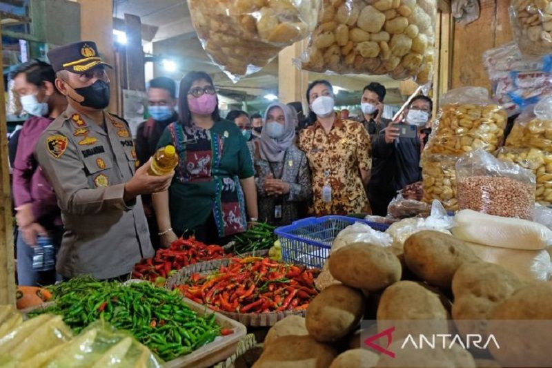 Sidak penjualan dan ketersediaan minyak goreng di pasar tradisional