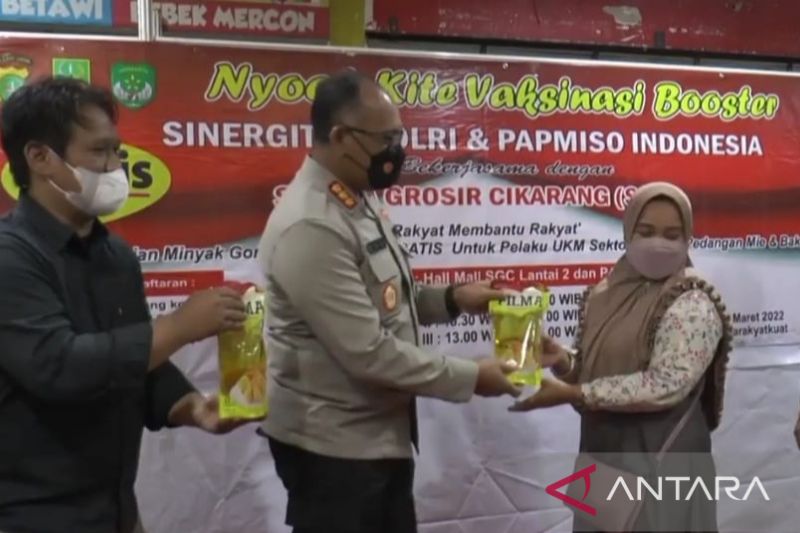 Warga Bekasi dapat minyak goreng gratis asal vaksinasi penguat