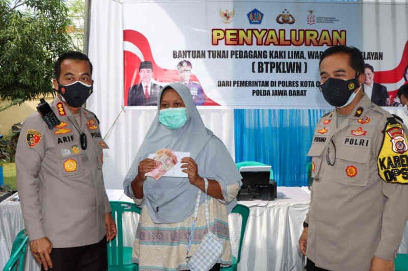 Polresta Cirebon salurkan bantuan uang tunai ke 150 PKL