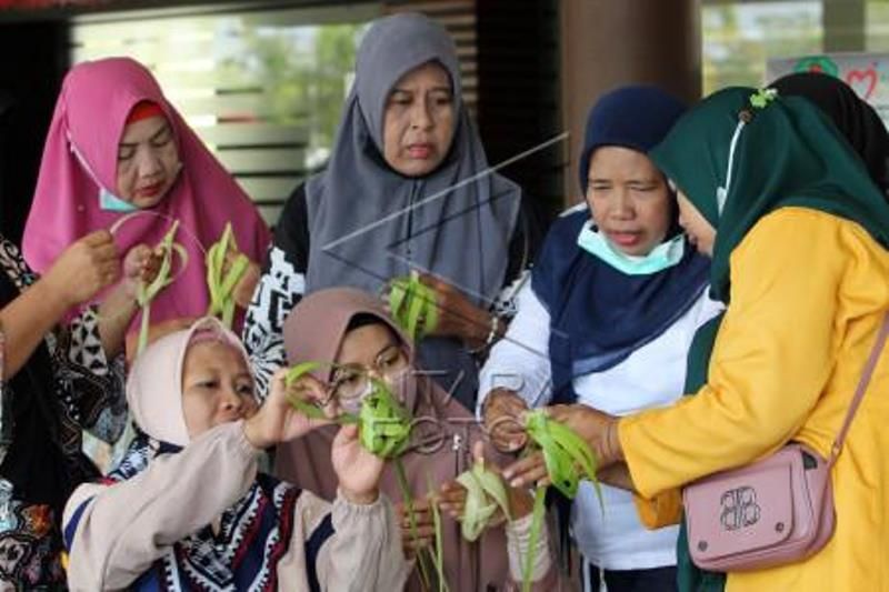 Pelatihan Membuat Anyaman Ketupat  