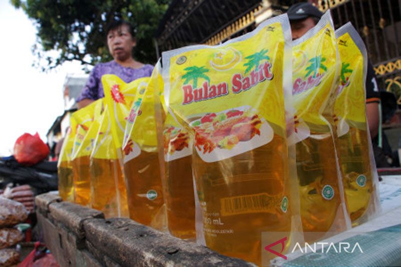 Warga keluhkan tingginya harga minyak goreng di Makassar