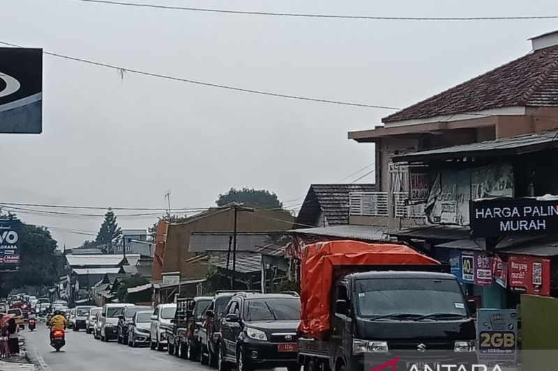 Arus kendaraan di jalur Puncak-Cianjur meningkat pada Sabtu petang