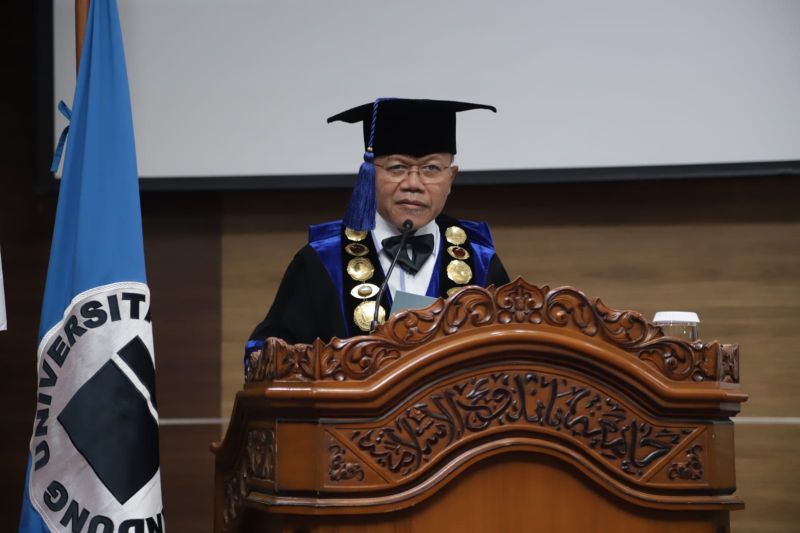 Unisba wisuda1.265 orang lulusan secara hibrid