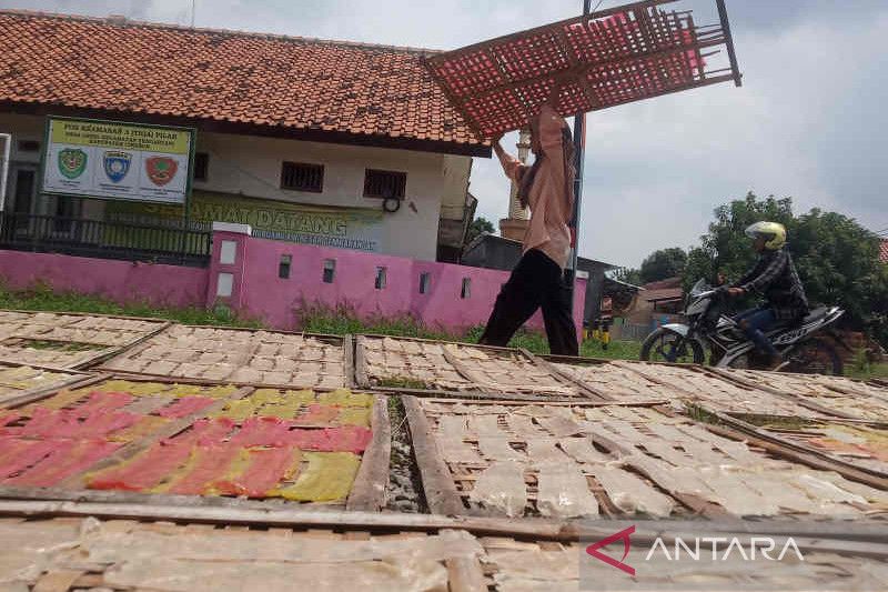 Spektrum - Kerupuk melarat kuliner khas Cirebon tercipta saat masa sulit