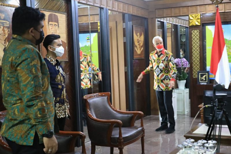 Gibran dan Bobby mampir ke kantor Ganjar Pranowo