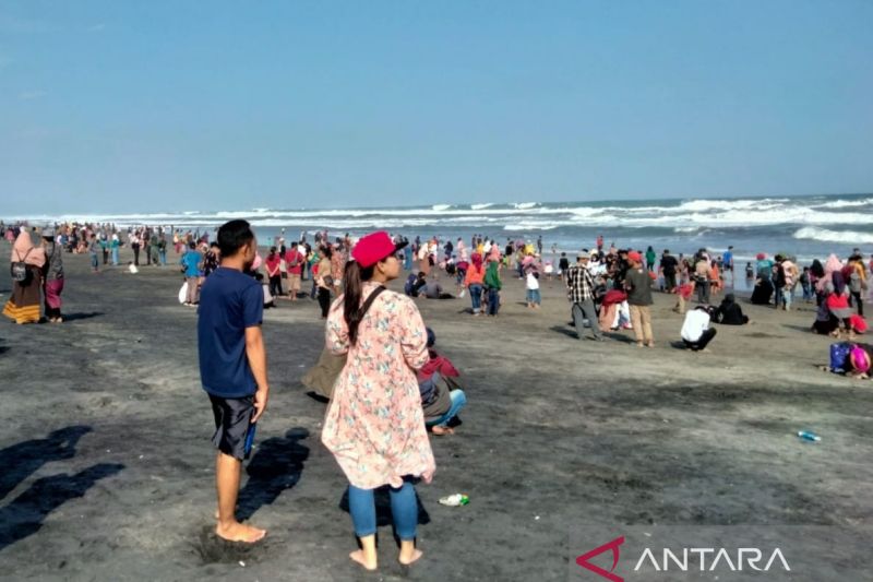 Obyek wisata pantai selatan Cianjur ramai dikunjungi wisatawan lokal