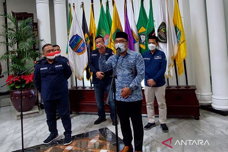 Gubernur Ridwan Kamil izinkan warga shalat tarawih dengan prokes