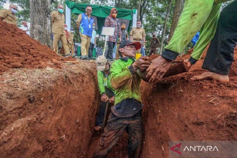 Petugas TPU ikuti lomba gali liang kubur