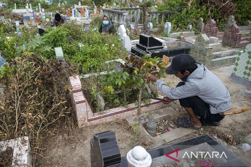 Tradisi Ziarah dan Bersihkan Makam Jelang Ramadhan