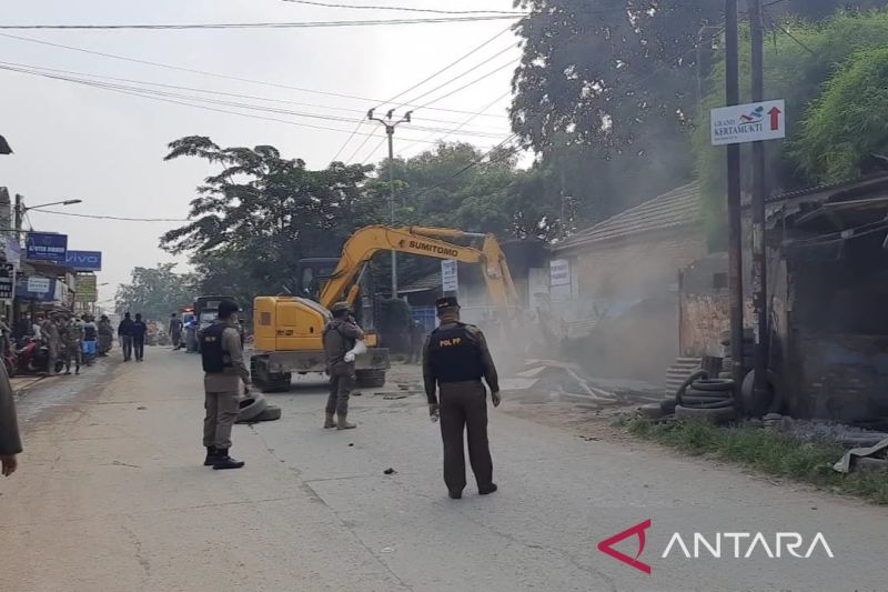 Puluhan bangunan liar di Cibitung dibongkar