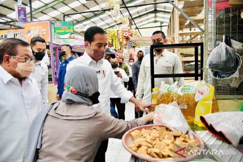 Cek harga dan ketersediaan kebutuhan pokok, Presiden Jokowi terjun langsung ke pasar