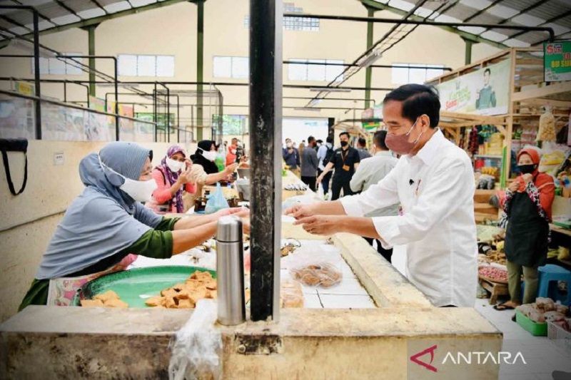 Cek harga dan ketersediaan kebutuhan pokok, Presiden Jokowi terjun langsung ke pasar