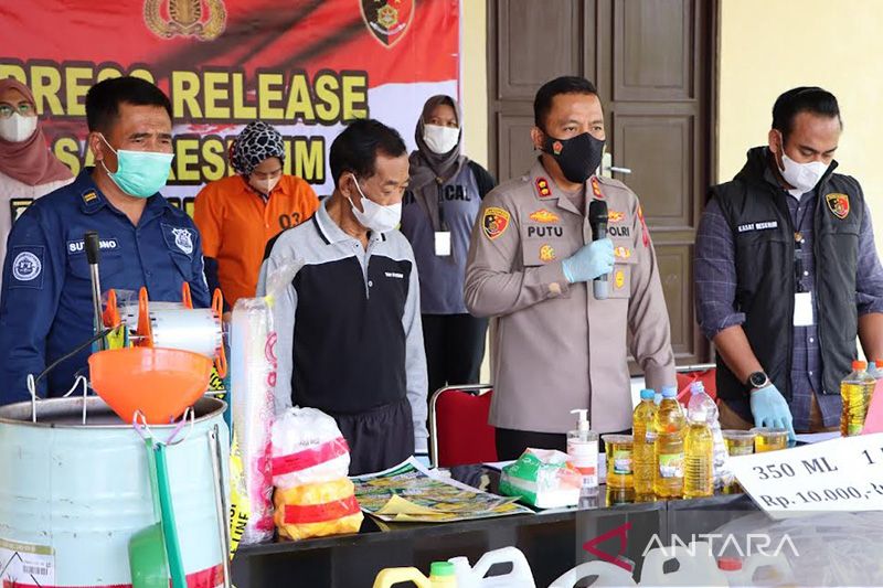 Seorang perempuan di Murung Raya ubah minyak goreng curah jadi kemasan