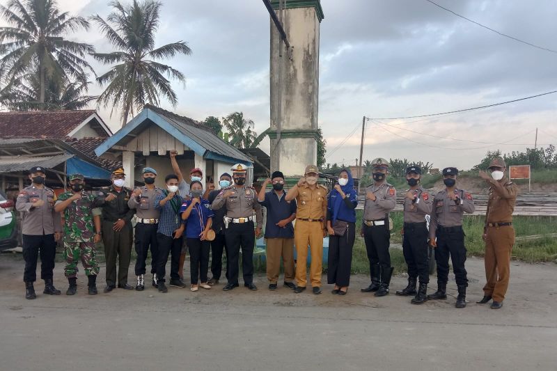 Berbagi takjil di Labuhan Maringgai pada Ramadhan 1443 H