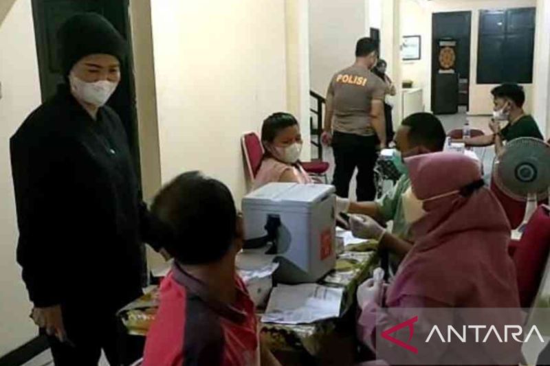 Polrestro Bekasi inisiasi vaksinasi penguat usai shalat tarawih