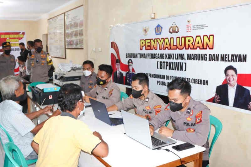Polresta Cirebon salurkan bantuan tunai untuk PKL dan nelayan