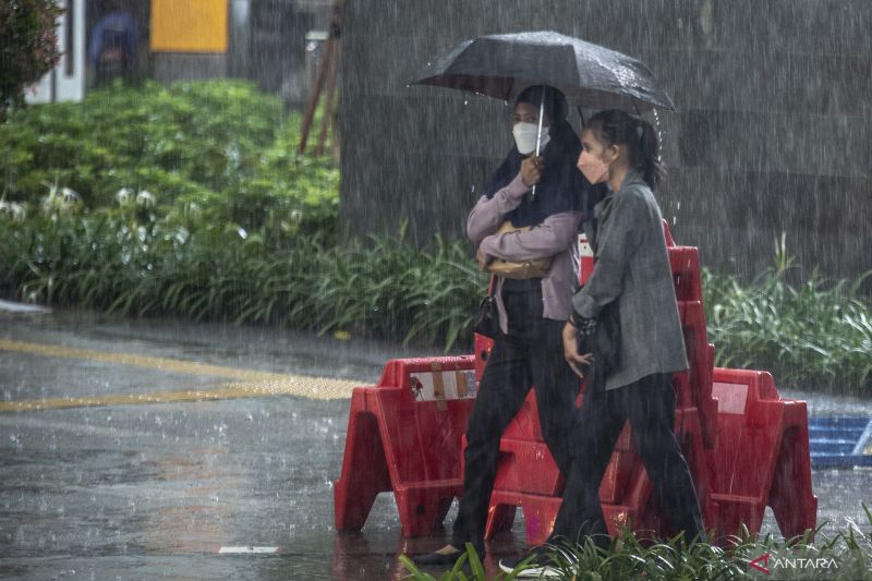 Hujan ringan diprakirakan turun di sejumlah kota besar Indonesia