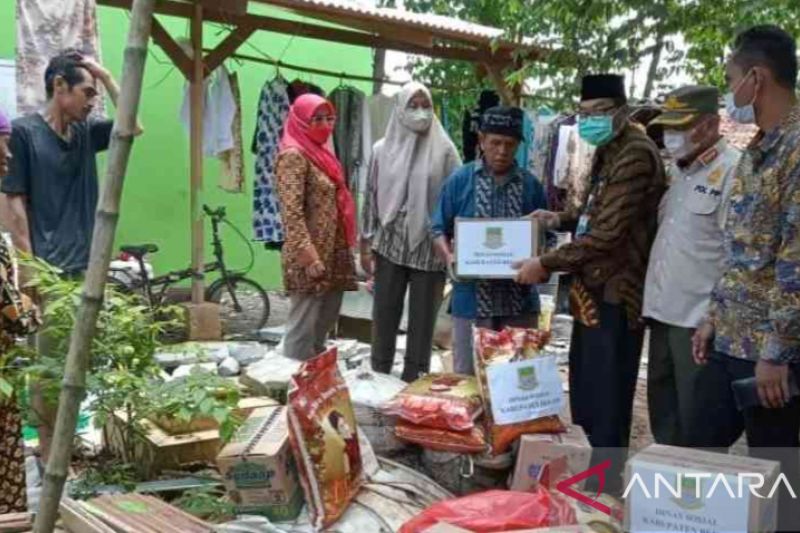 Bantuan korban rumah roboh di Kabupaten Bekasi disalurkan