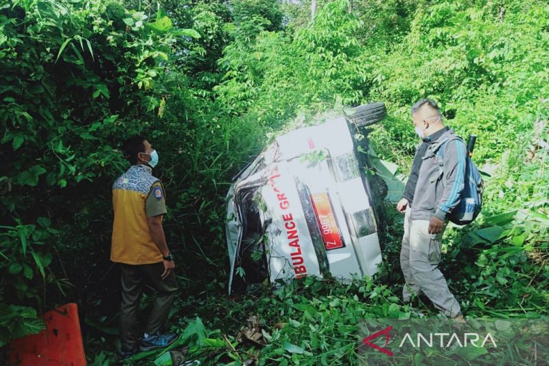 Mobil ambulans masuk jurang di Garut, sopir terluka