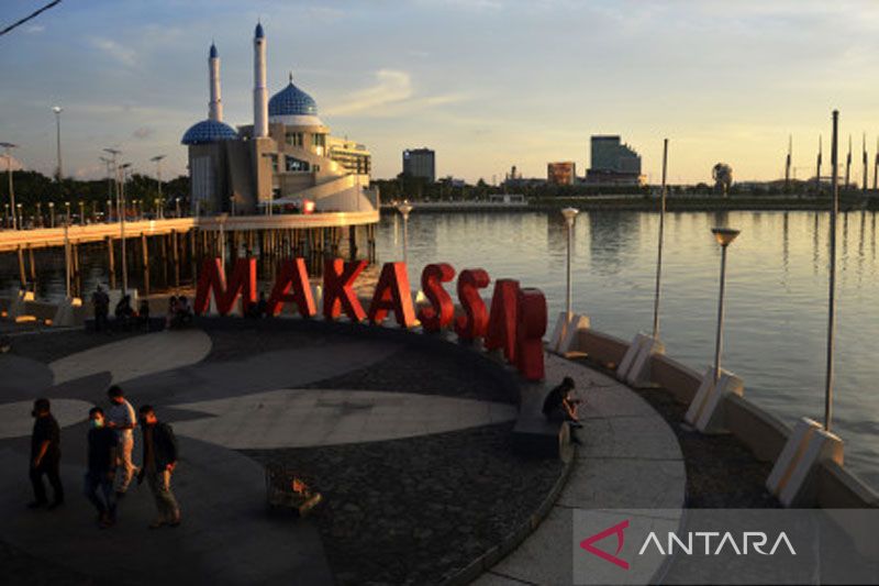 Ngabuburit di Anjungan Pantai Losari Makassar