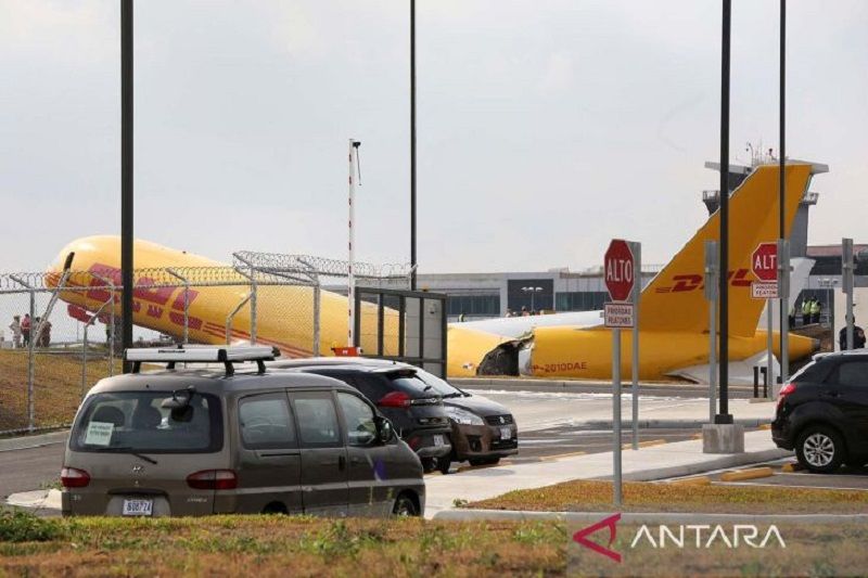 Pesawat kargo terbelah seusai mendarat darurat di bandara Kosta Rika