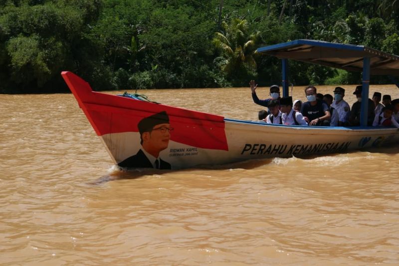 Ridwan Kamil beri bantuan perahu kemanusian bagi siswa SD Sukabumi