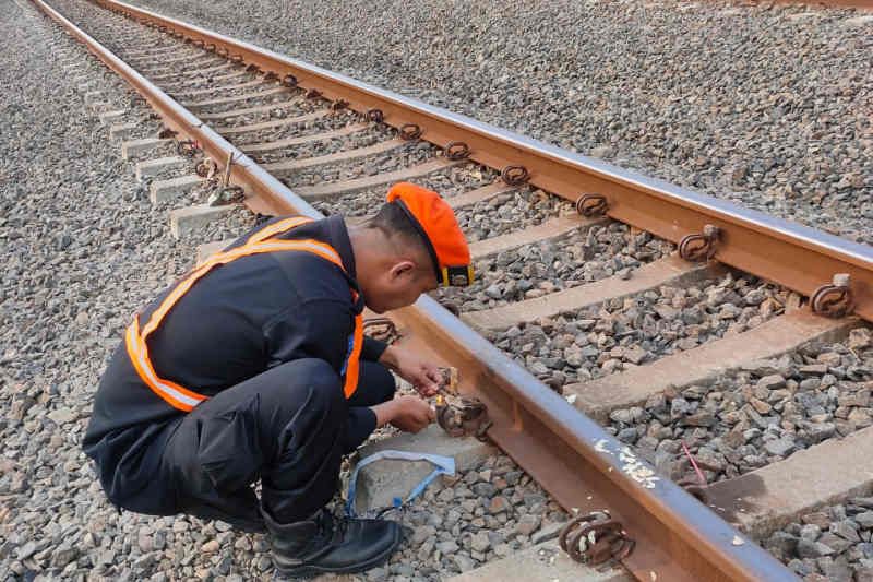 KAI Cirebon imbau orang tua untuk larang anaknya buat senjata tajam di rel