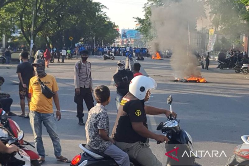 Mahasiswa blokade Jalan Alaudin saat demonstrasi