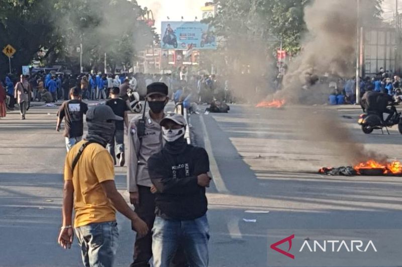 Mahasiswa blokade jalan saat gelar demo di Makassar