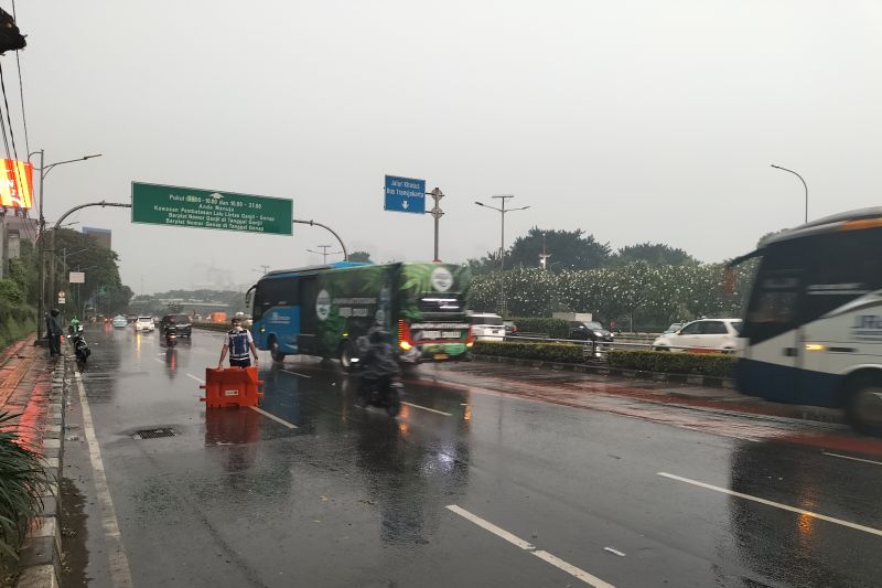 Hujan bubarkan pendemo di depan gedung DPR RI