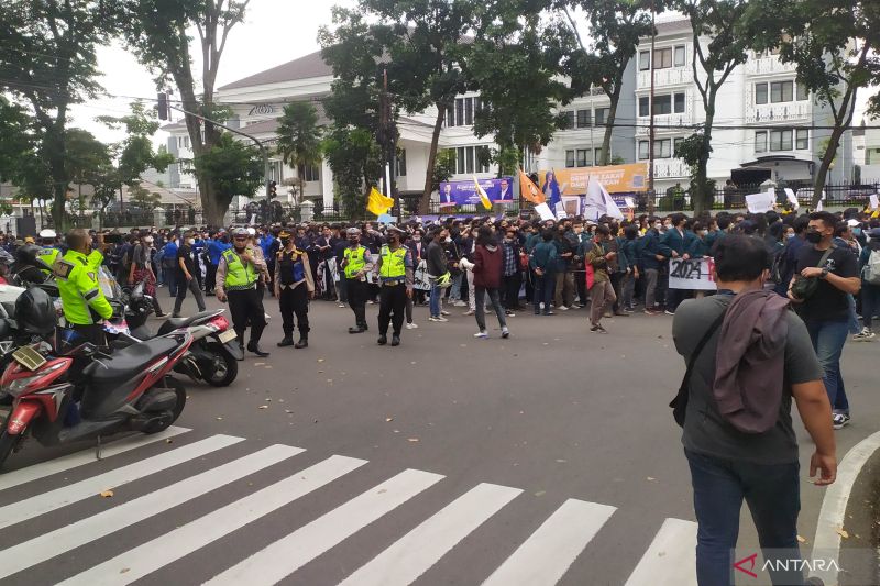 Polisi rekayasa lalu lintas sekitar Gedung Sate saat unjuk rasa mahasiswa