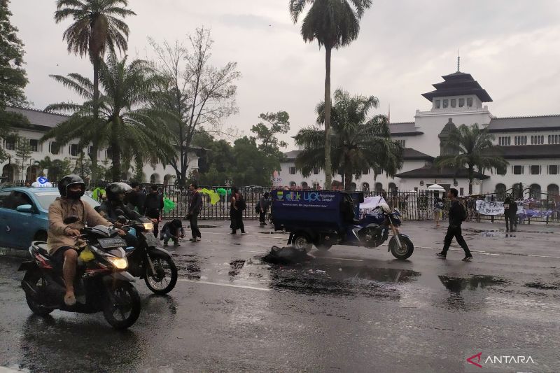 Unjuk rasa mahasiswa di Bandung bubarkan diri usai hujan reda