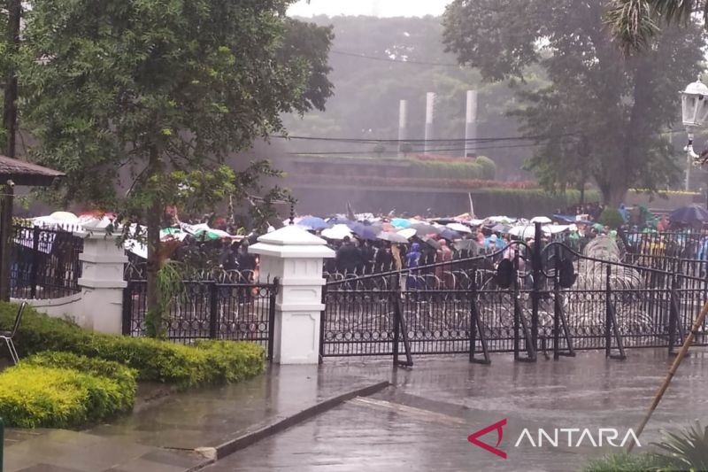 Aksi unjuk rasa mahasiswa di depan Gedung Sate Bandung diguyur hujan