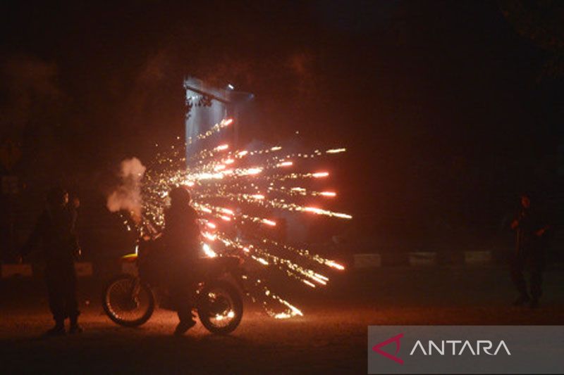 Polisi bubarkan pengunjuk rasa di Makassar