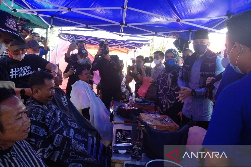 AHY temui pelaku UMKM dan tukang cukur dalam Safari Ramadhan di Garut