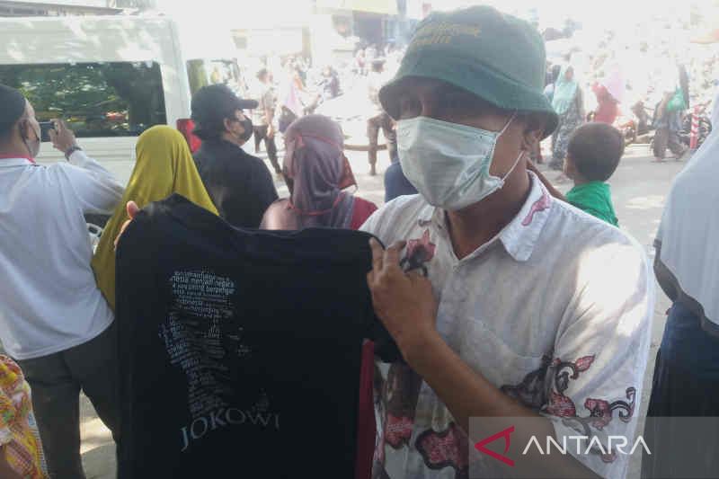 Warga Kota Cirebon rela jatuh untuk dapatkan kaus dari Presiden Jokowi