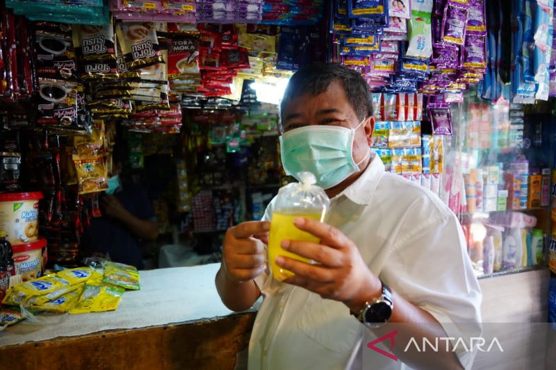 Bupati Garut pastikan minyak goreng tersedia dan harganya mulai turun