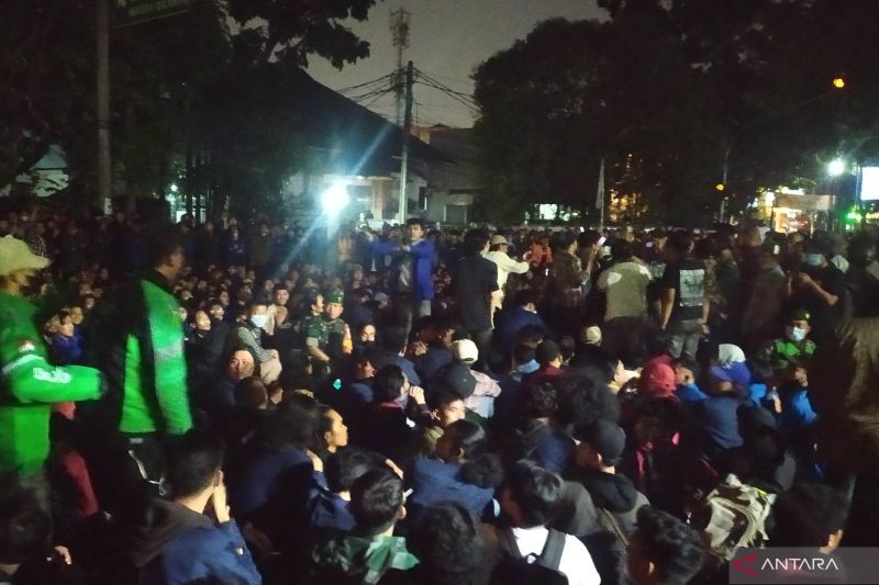 Demo mahasiswa se-Bandung Raya di DPRD Jabar berlangsung hingga malam