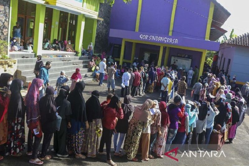 Meski harus kepanasan dan berdesakan, warga tetap antre BLT minyak goreng di Ciamis