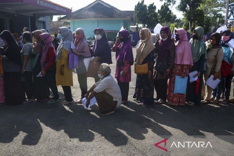 Meski harus kepanasan dan berdesakan, warga tetap antre BLT minyak goreng di Ciamis