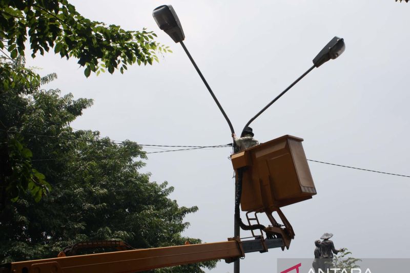 Lampu penerangan jalan umum di jalur mudik Karawang banyak alami kerusakan