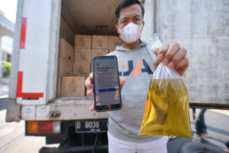 Gubernur Jawa Barat lepas pengiriman perdana minyak goreng pesanan via aplikasi