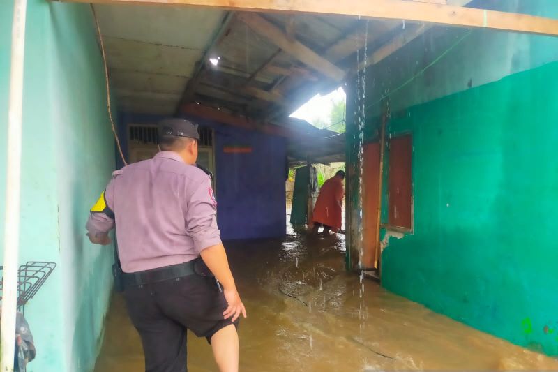 Banjir landa Kota Sukabumi akibat saluran air tersumbat sampah