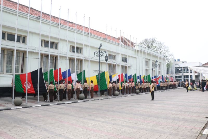 Pengibaran 110 bendera tandai Peringatan 67 tahun KAA